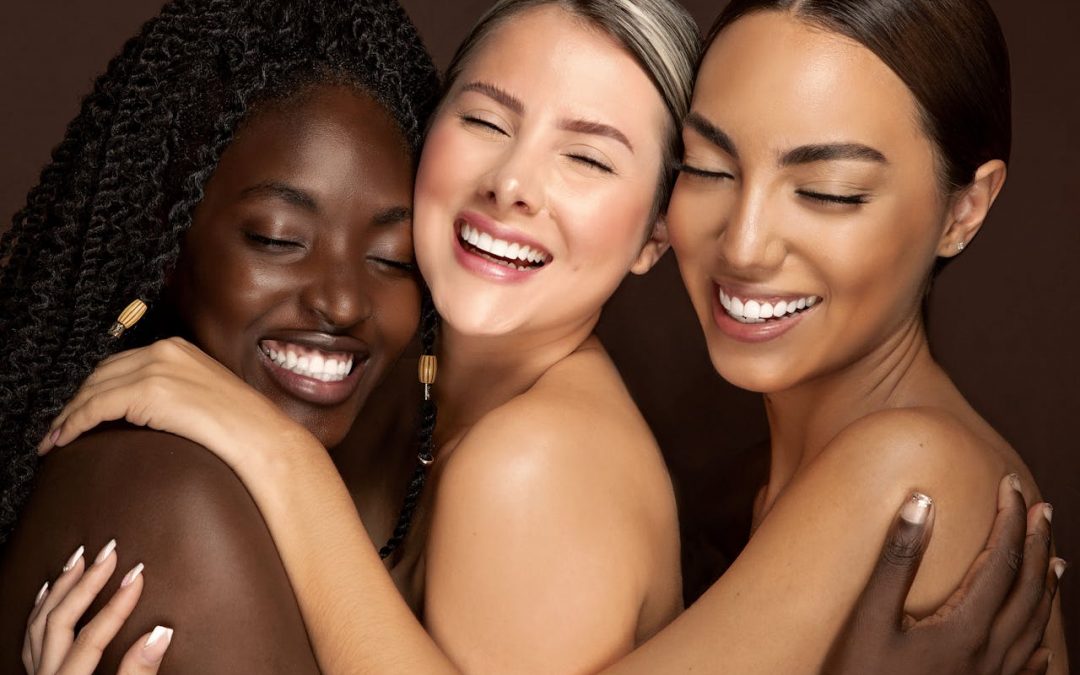 groupe d'amies belles et souriantes