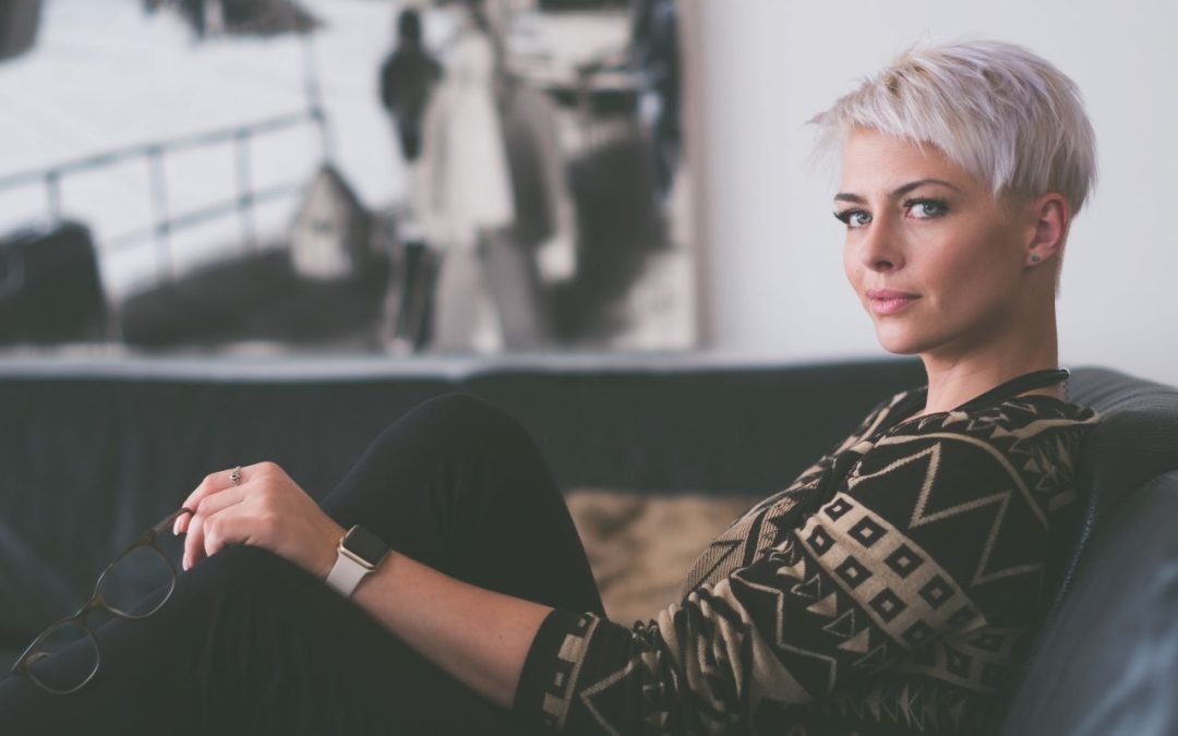 Femme élégante allongée sur un canapé